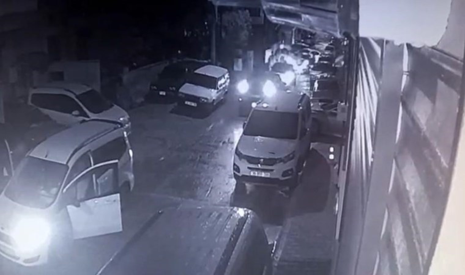 İzmir’de yol kavgası… 4 yerinden bıçaklandı!