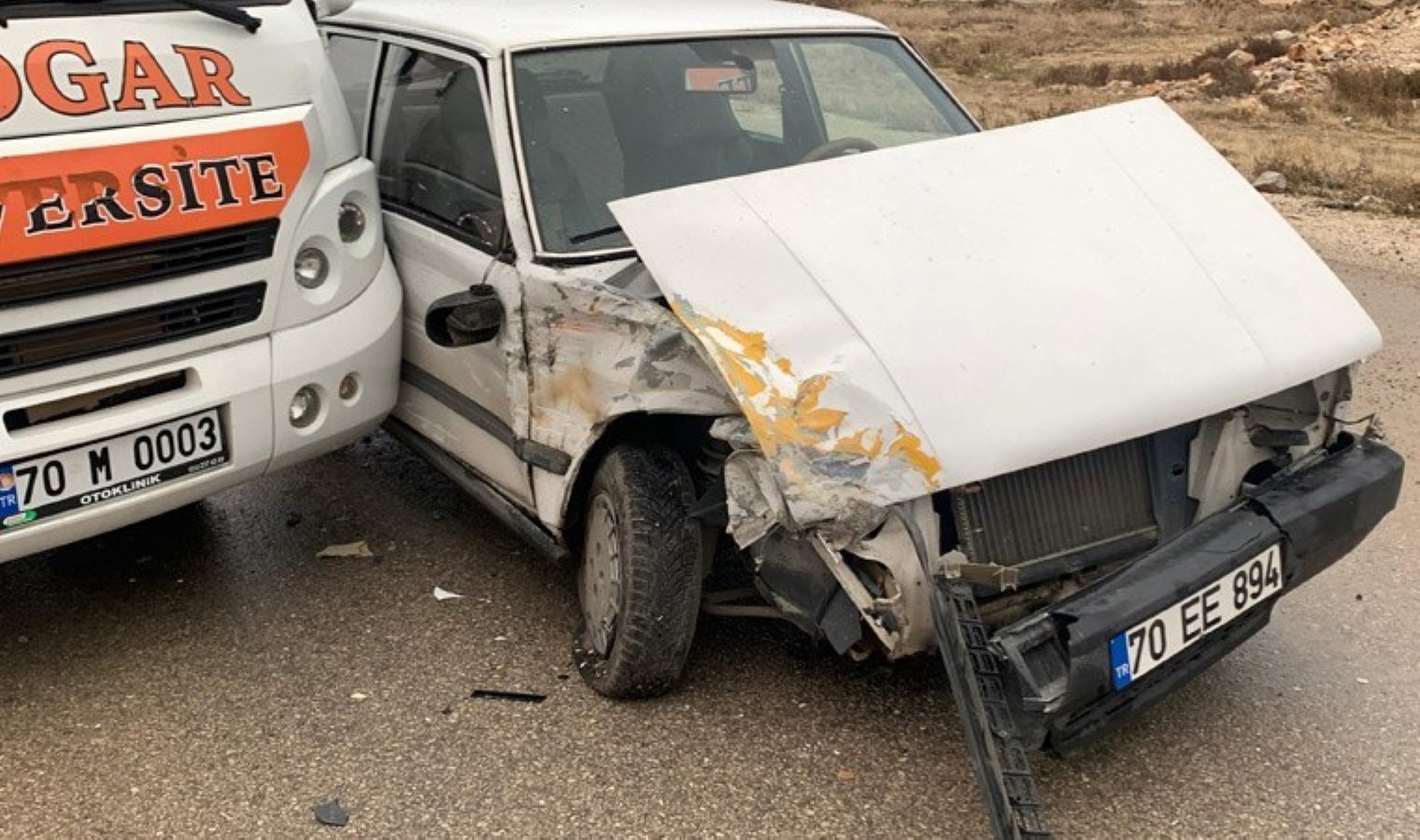 Karaman’da faciadan dönüldü: Yolcu minibüsü ile otomobil çarpıştı!