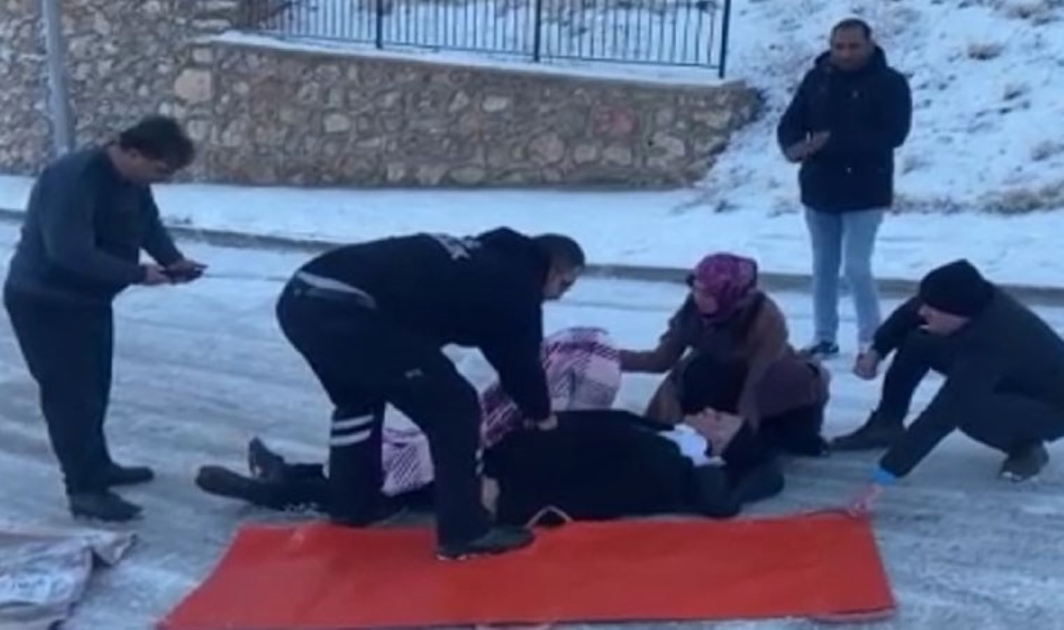 Karda düşen yaşlı adamı insan zinciriyle kurtardılar