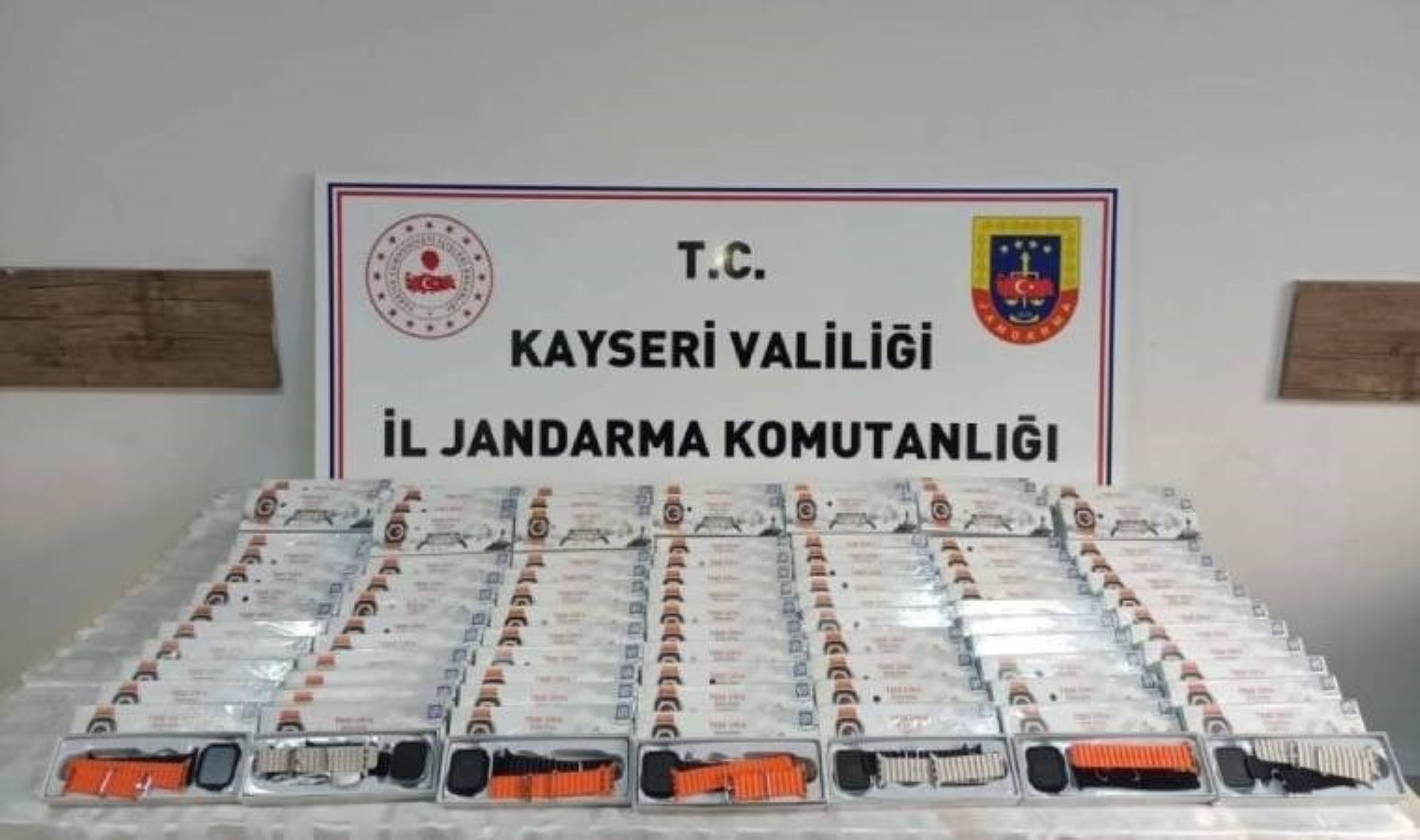 Kayseri’de 121 adet kaçak akıllı saat yakalandı