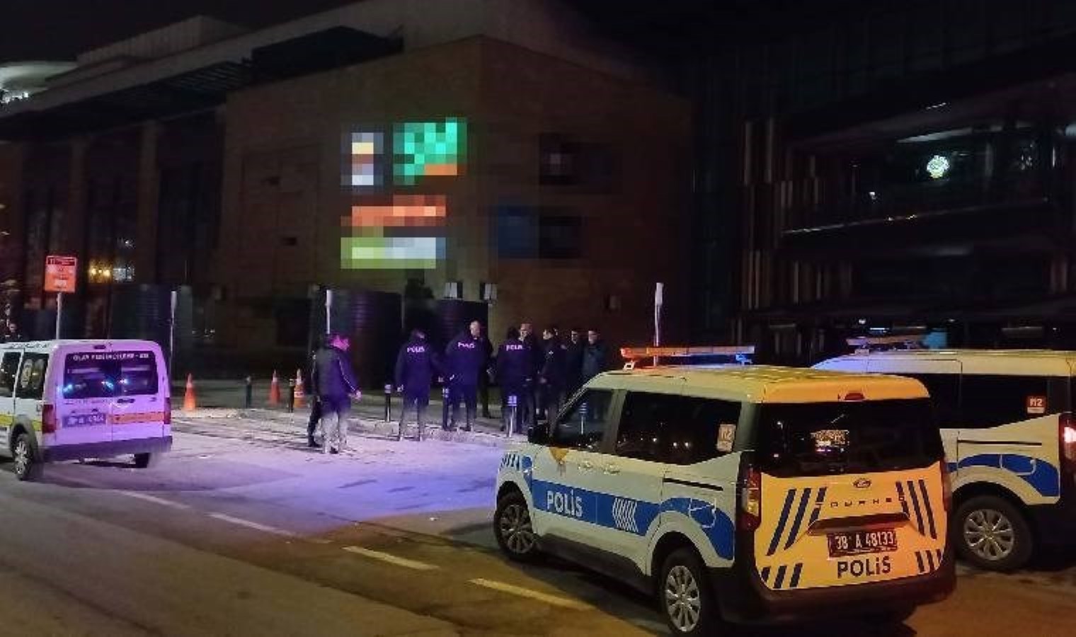 Kayseri’de alışveriş merkezi önünde bıçaklar çekildi: Yaralı var!