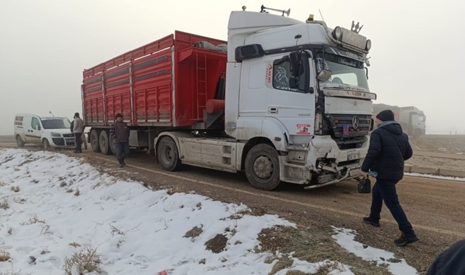 Kayseri’de faciadan dönüldü… Öğrenci servisi ile TIR çarpıştı: 1 yaralı