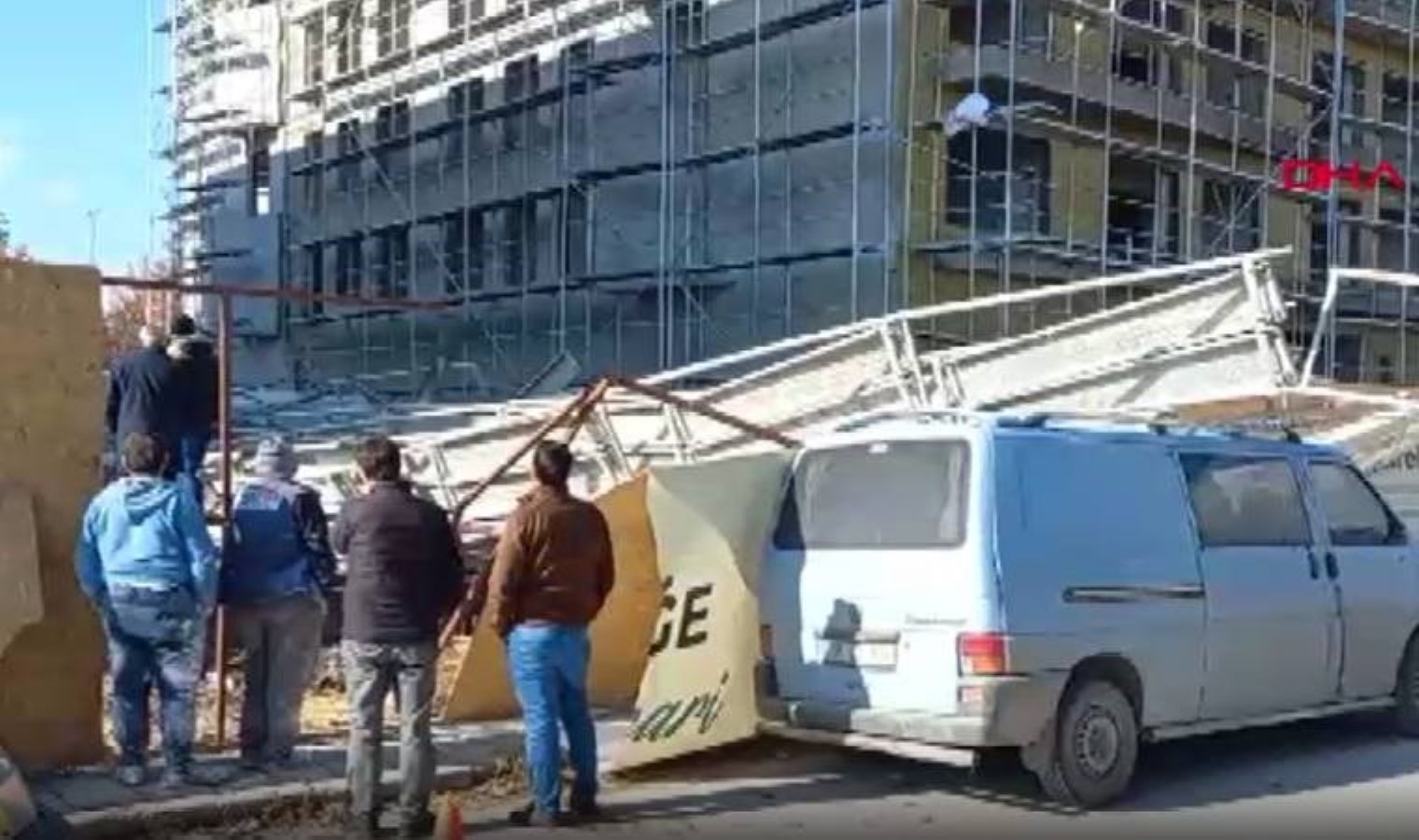 Kayseri’de inşaat iskelesi çöktü… Yaralılar var!