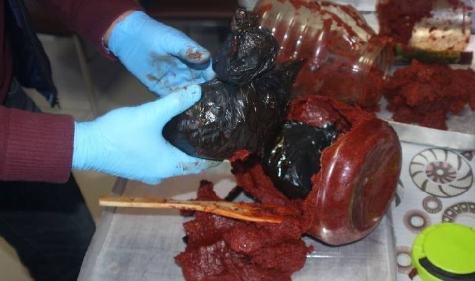 Kayseri’de uyuşturucu operasyonu: Salça bidonlarının içinde gizlemişler!