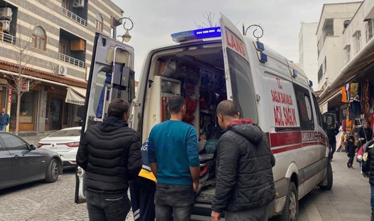 Kebapçıda şoke eden anlar… Tartışan baba-oğul damdan atladı!