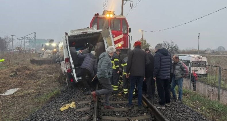 Kırklareli’nde yük treni işçi servisine çarptı: Yaralılar var!