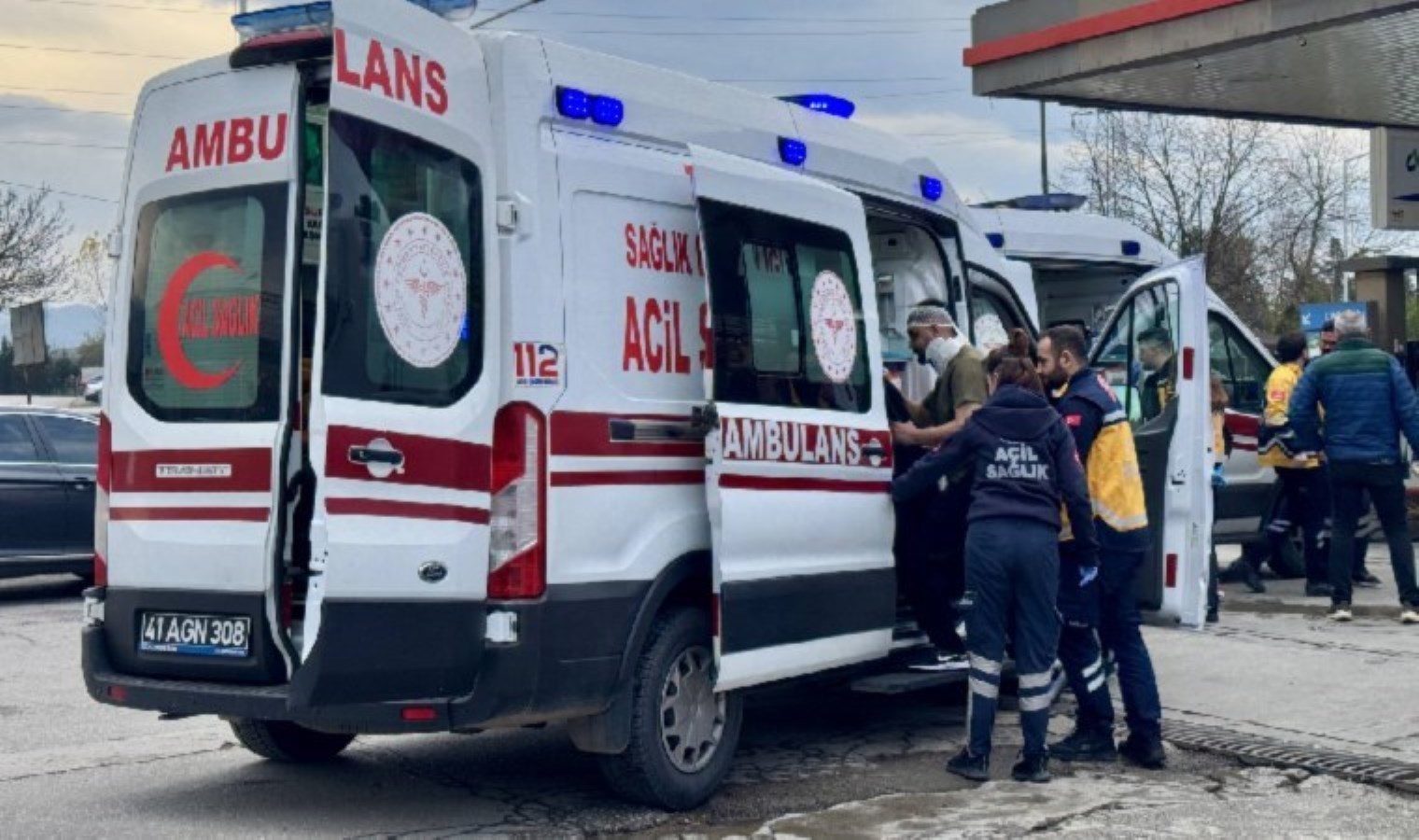 Kocaeli’nde akaryakıt istasyonunda oraklı kavga: Çok sayıda kişi yaralandı