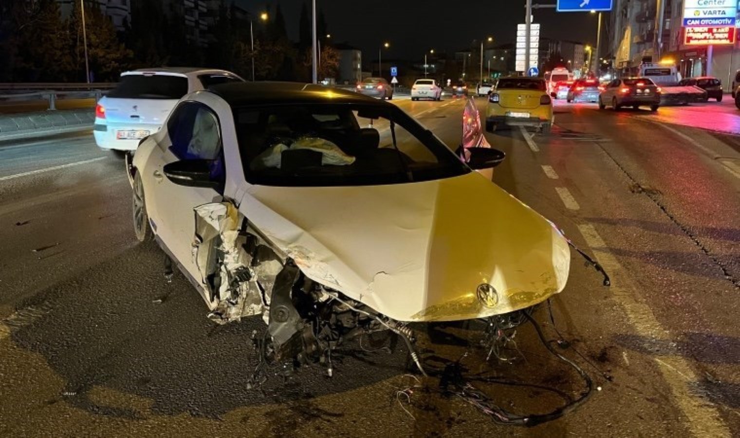 Kocaeli’nde feci kaza… Otomobilin motoru koptu: 2 yaralı