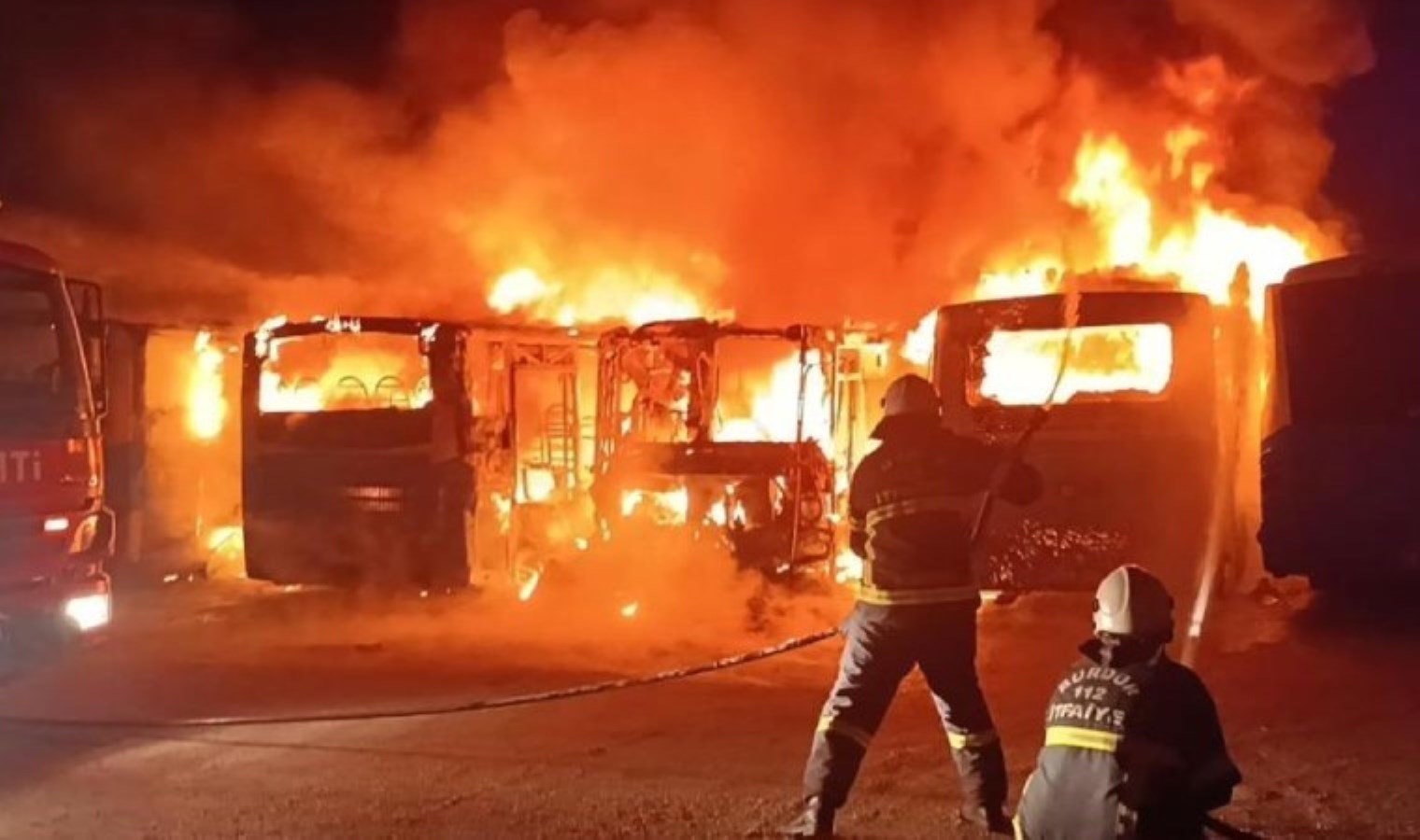 Kundaklama şüphesi: Burdur’da park halindeki 5 halk otobüsü alev alev yandı!