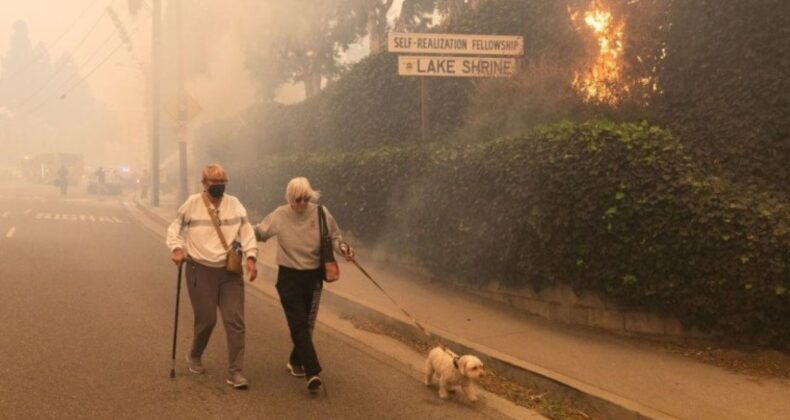 Los Angeles’ın lüks mahallelerinde yangın: Yürüyerek kaçmak zorunda kaldılar