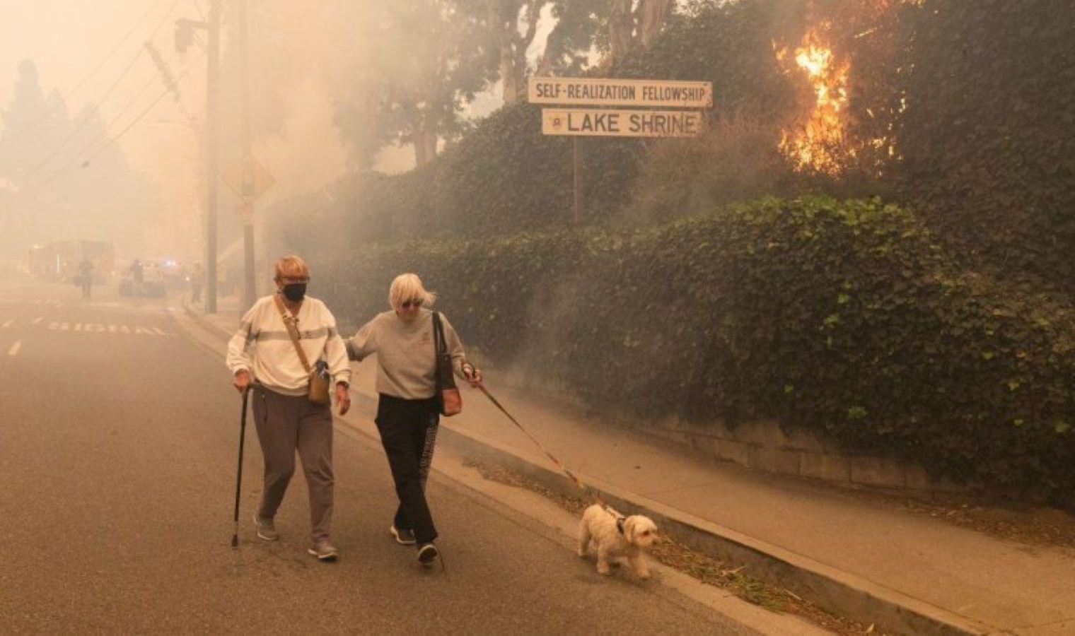 Los Angeles’ın lüks mahallelerinde yangın: Yürüyerek kaçmak zorunda kaldılar