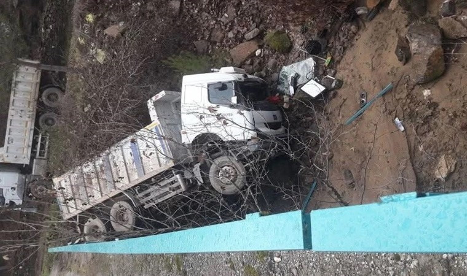 Manisa’da faciadan dönüldü! Kamyon Gördes Çayı’na uçtu: Yaralılar var…