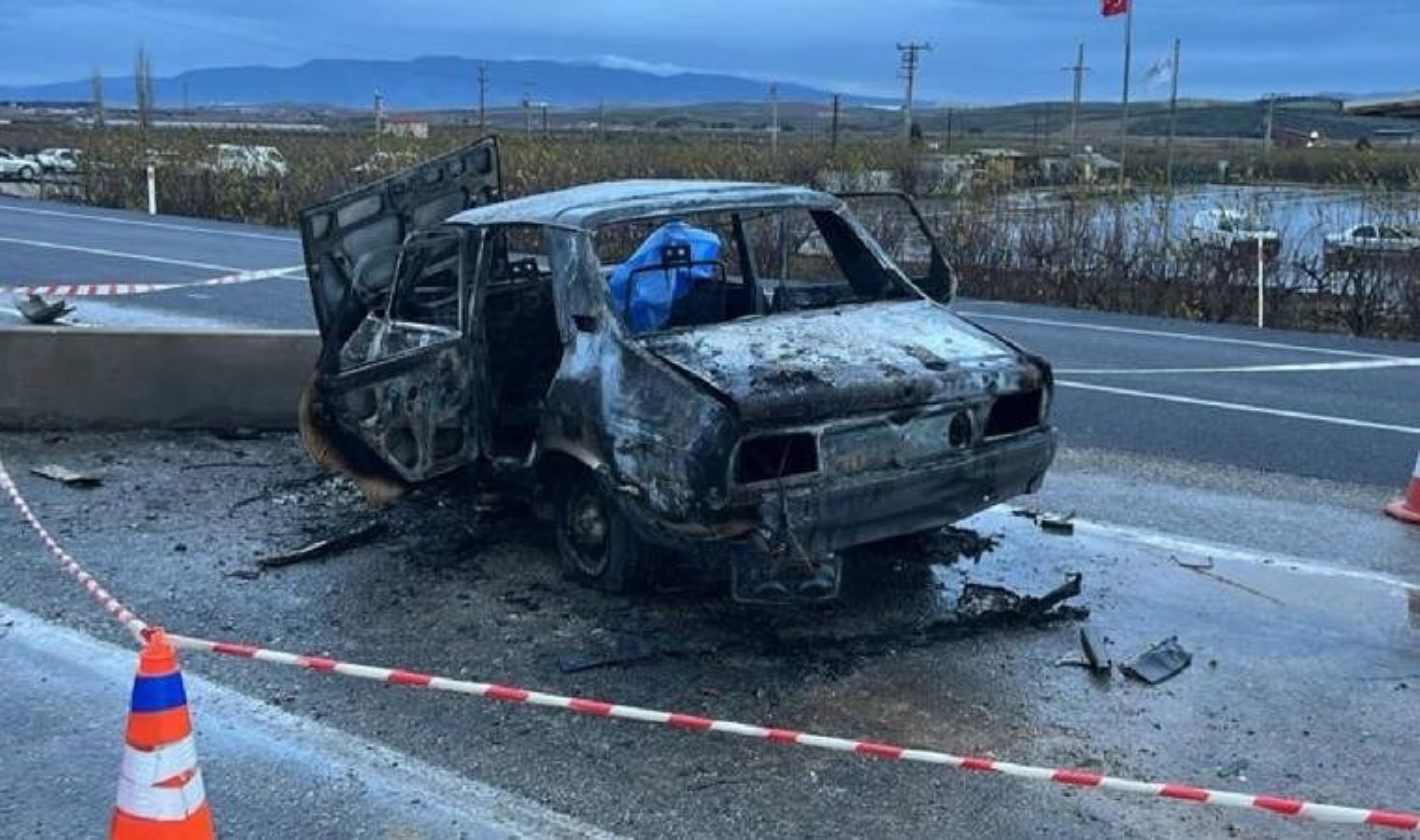 Manisa’da feci olay… Alev alan araçta yanarak can verdiler!