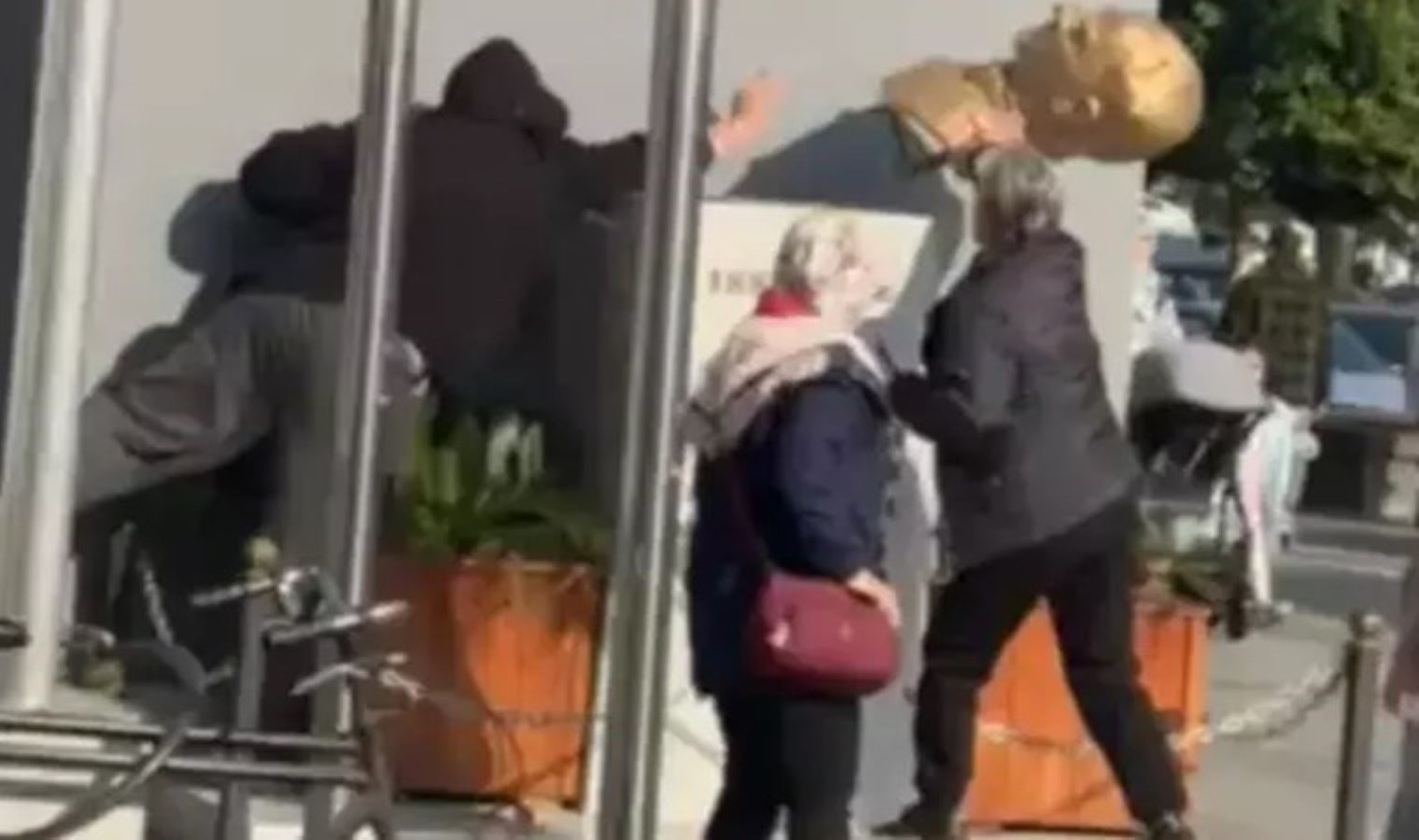 Mersin’de Atatürk büstüne saldıran kişi yakalandı