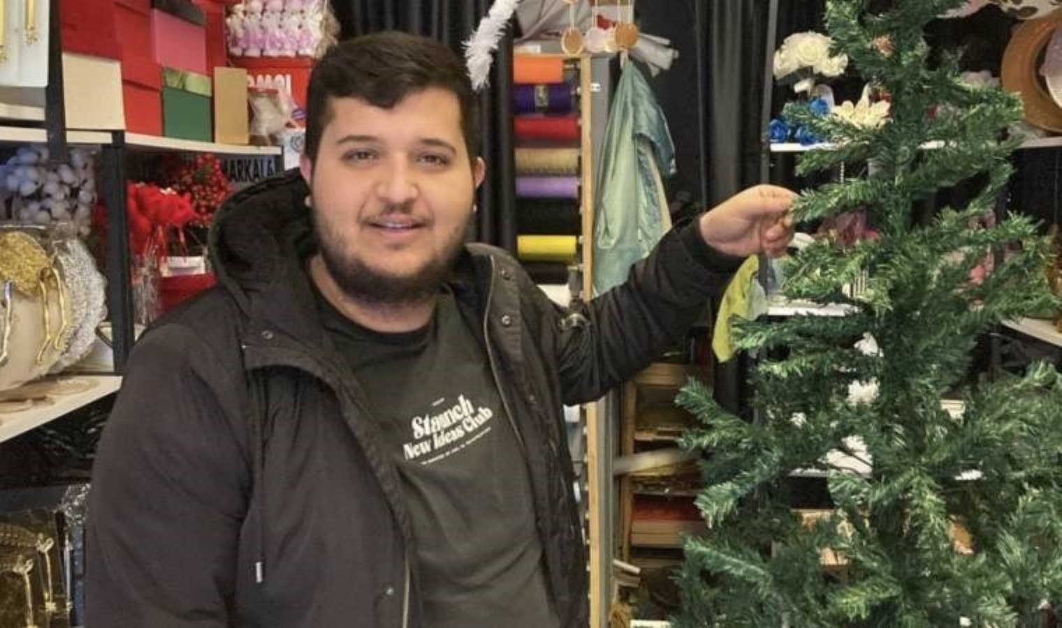 Mersin’de ‘pes’ dedirten hırsızlık: Dükkanın önünden yılbaşı ağacı çalındı