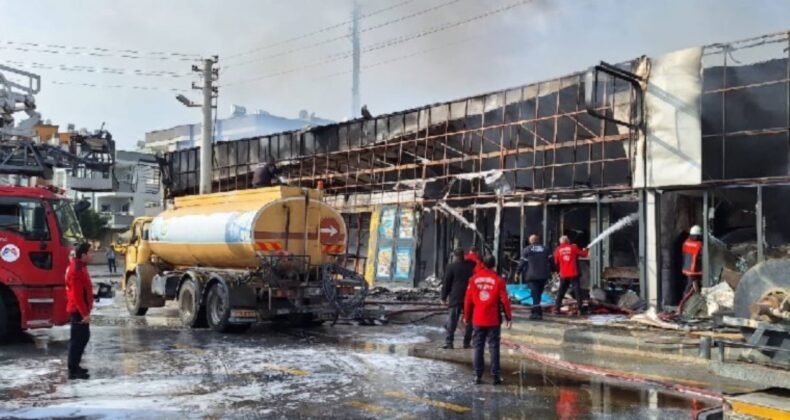 Mersin’de zincir markette büyük yangın… TOMA’larla müdahale edildi!