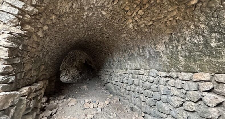 Nemrut Dağı eteklerinde yaklaşık 750 yıllık han ve köprü bulundu