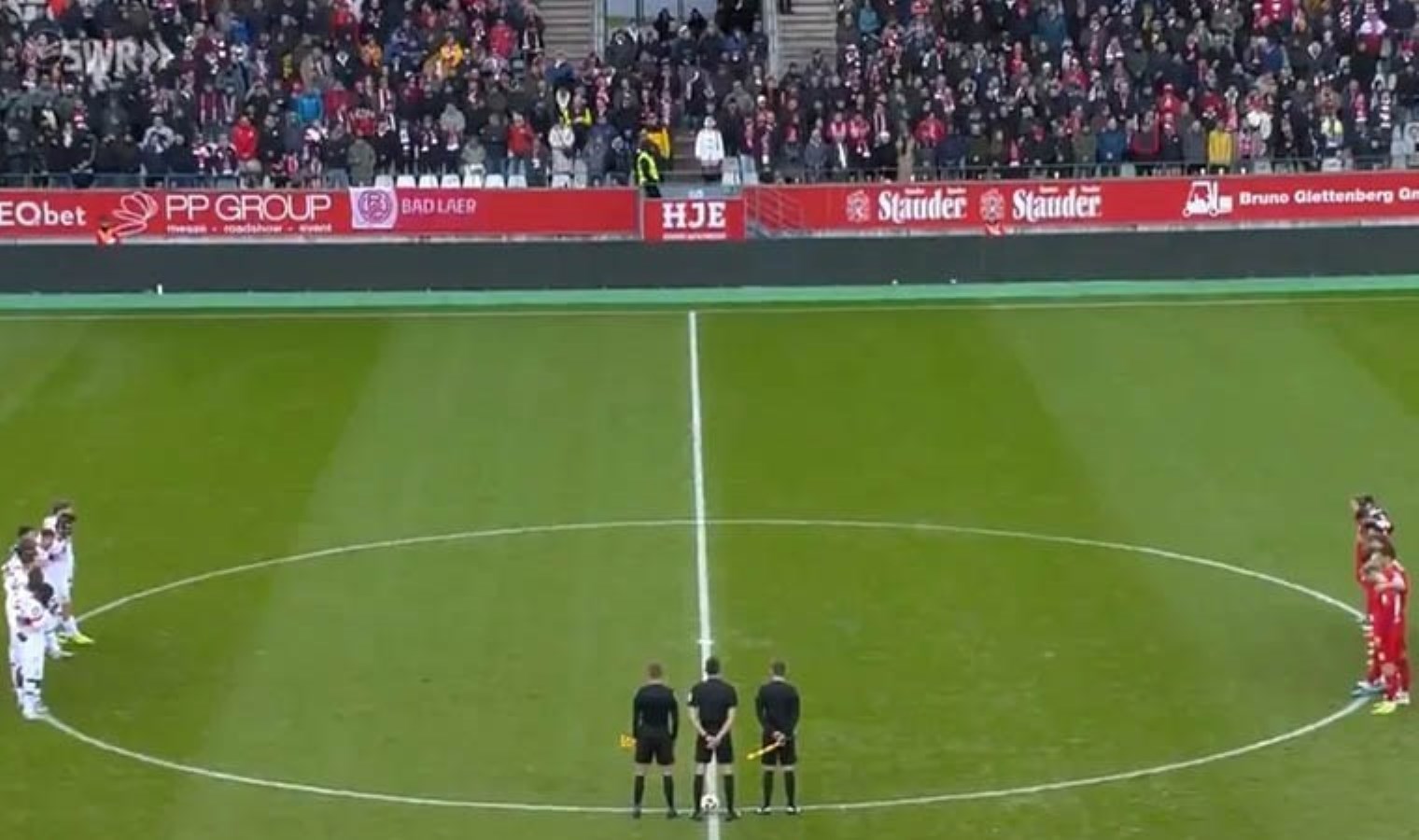 ‘Noel’ saldırısı kayıpları anılırken… ‘Almanya, Almanlarındır’ sloganına tribünlerden sert tepki: ‘Naziler dışarı!’