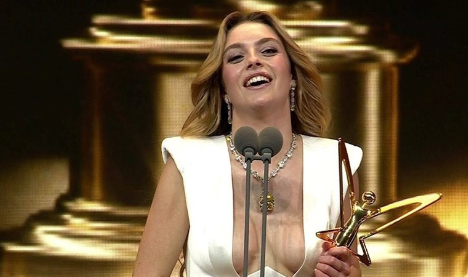 Ödül töreni konuşması olay olmuştu… Melis Sezen’den gündem olan sözlerine açıklama