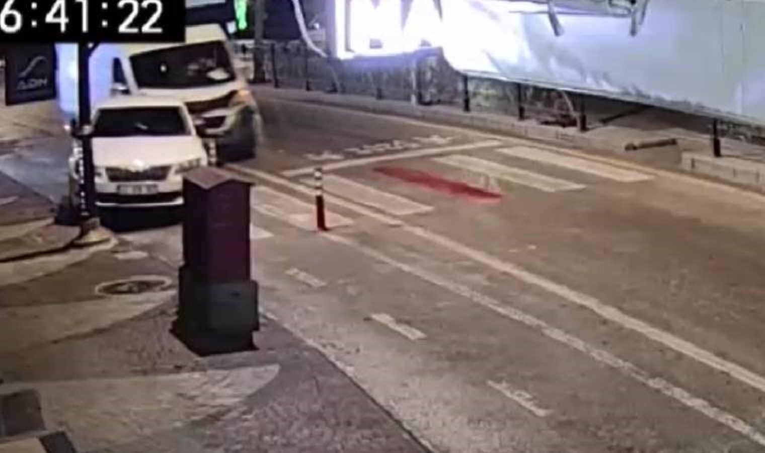 Ortalık savaş alanına döndü… Minibüs park halindeki araca çarptı!