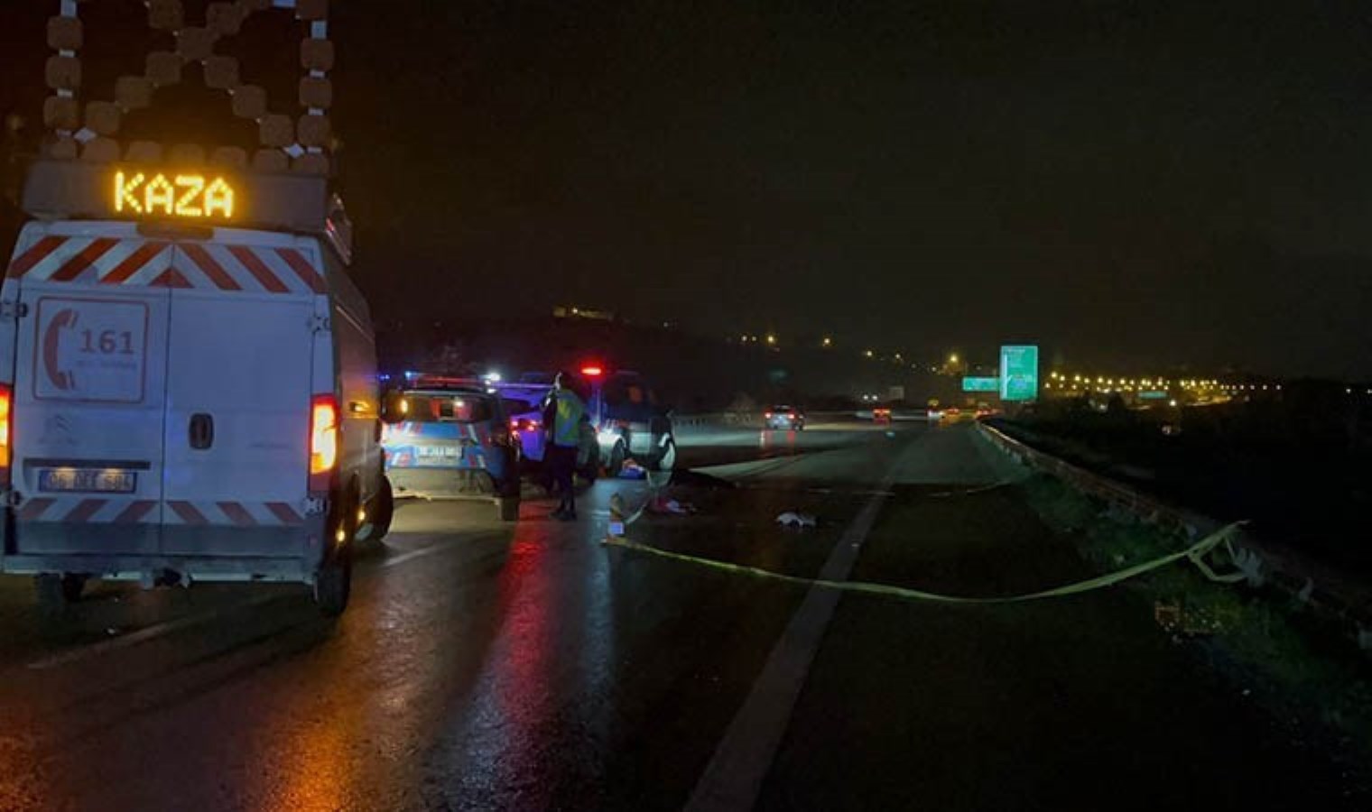 Otobanda yolun karşısında geçmek istedi: TIR’ın altında kaldı