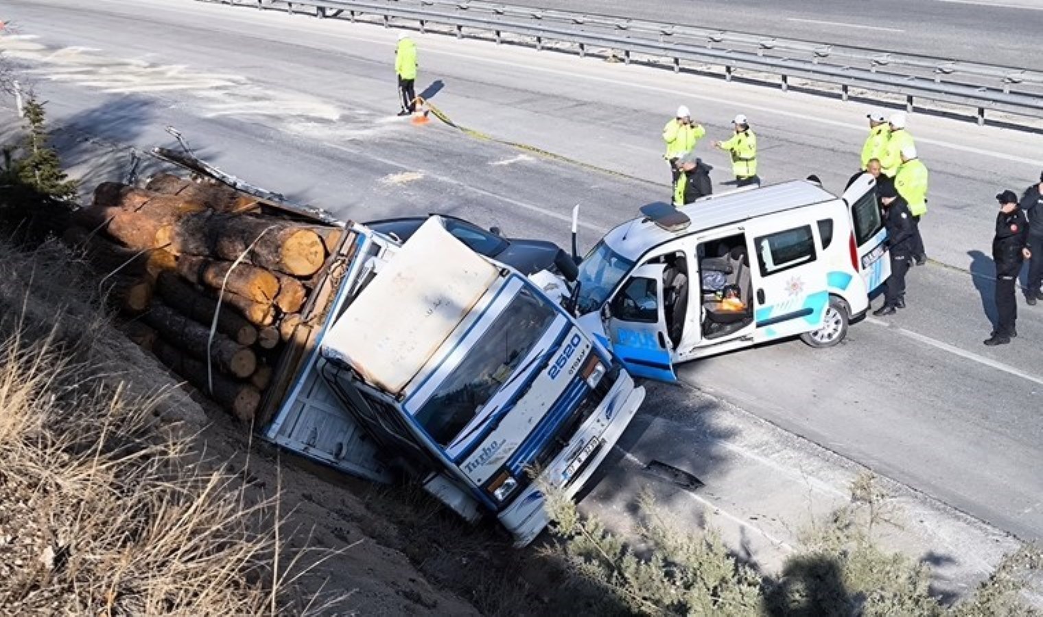 Otobüs, polis aracı ve kamyona çarptı: 1’i polis 5 öğrenci yaralandı!