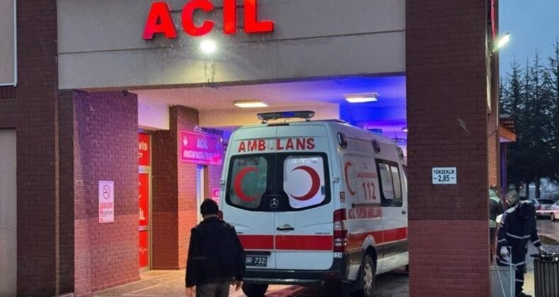 Otomobil, çekiciye sonra direğe çarptı: 3 yaralı