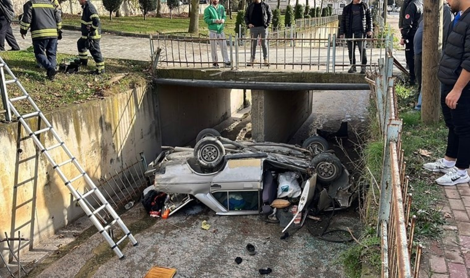 Otomobil dereye uçtu… Sürücüsü yaralandı!