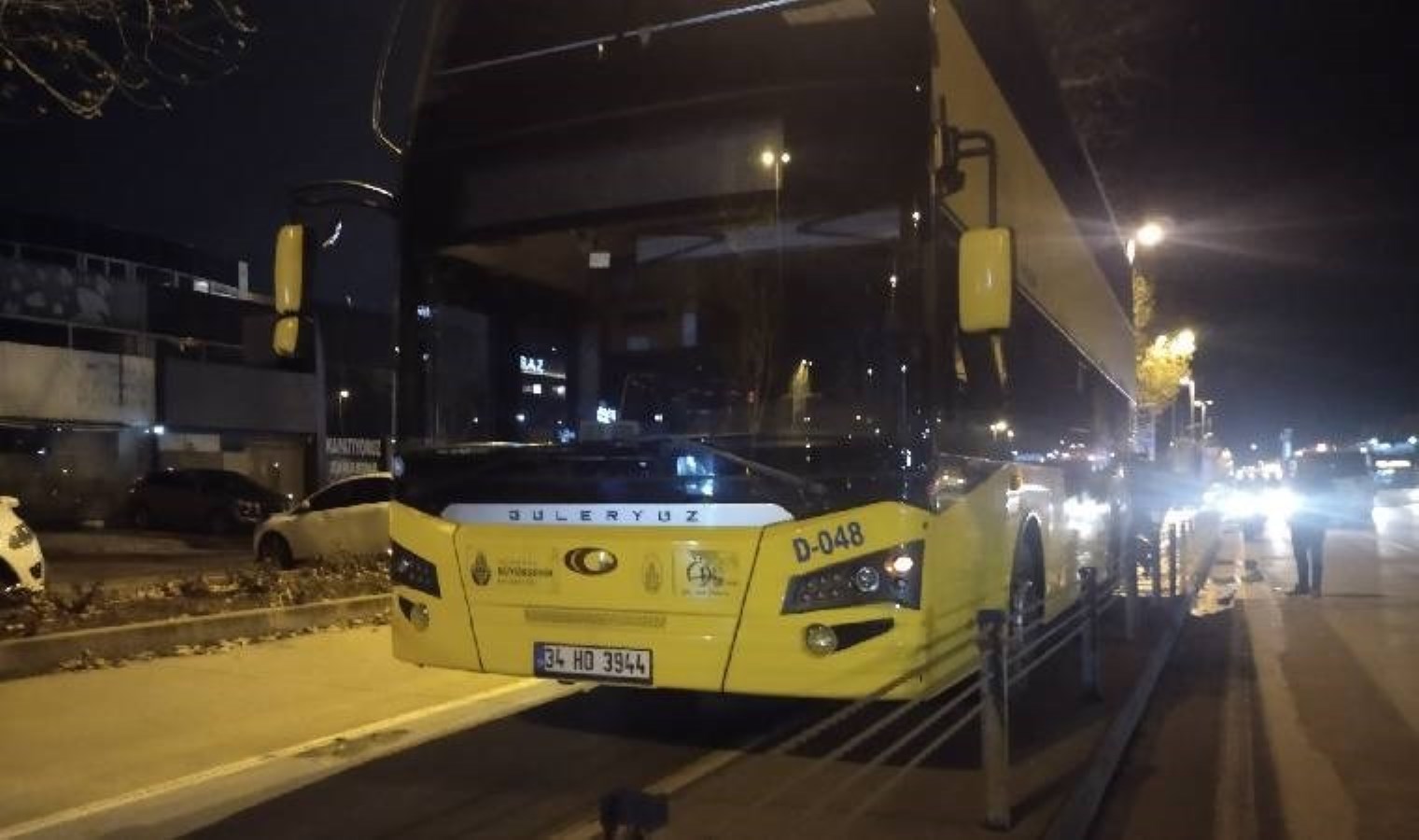 Otomobil İETT otobüsüne çarptı… Ölü ve yaralı var!