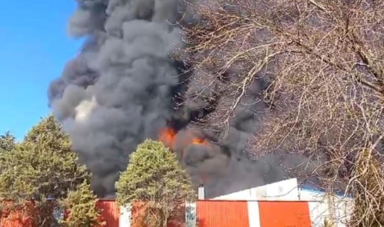 Oyuncak fabrikasında korkutan yangın: Gökyüzü dumanlarla kaplandı