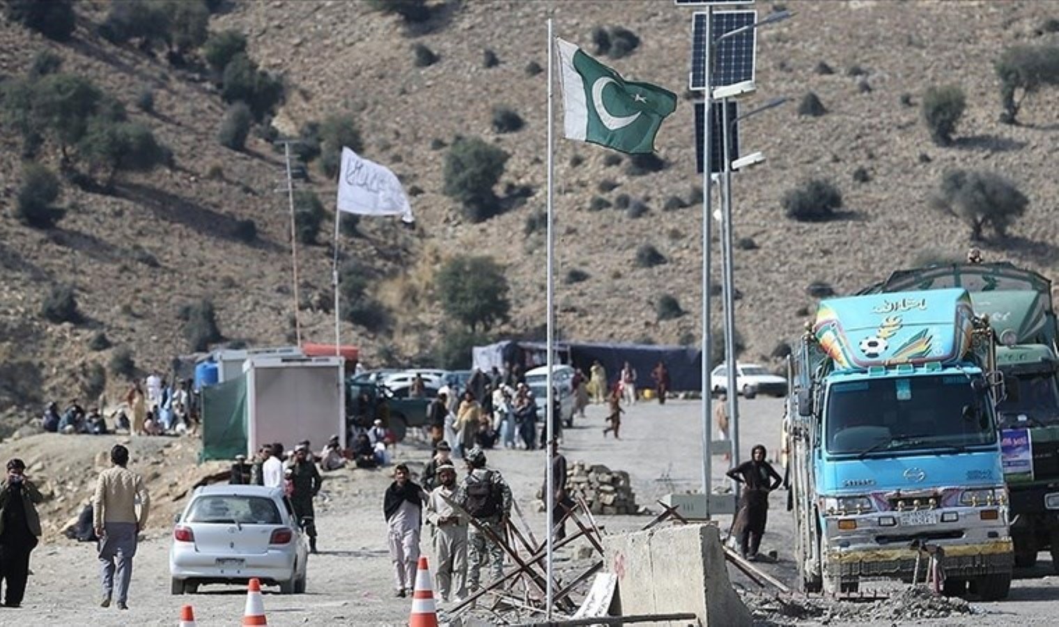 Pakistan’da terör saldırısı: 16 asker hayatını kaybetti