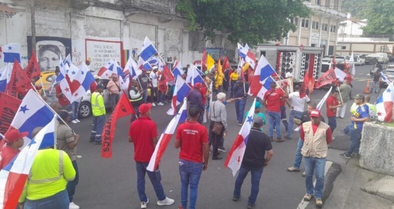 Panama’da Trump protestosu: Posterleri ateşe verildi