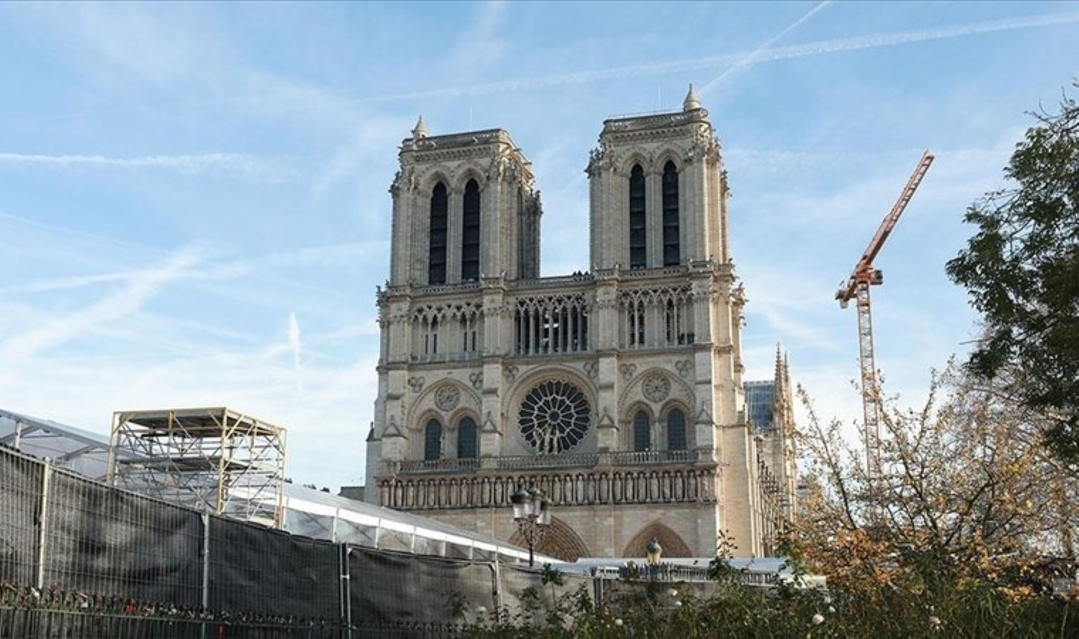Paris’in ikonik yapısı Notre Dame Katedrali, 5 yıl sonra yeniden ziyaretçilerini ağırlıyor