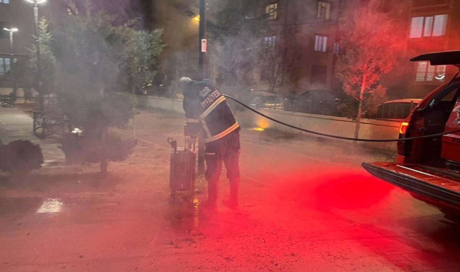 Parktaki asmalı çöp kovaları yandı: Soruşturma başlatıldı