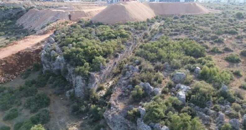 Perge ile Lara sahilinde bulunan 1800 yıllık tarihin üzerine tonlarca kum ve çakıl döküldü