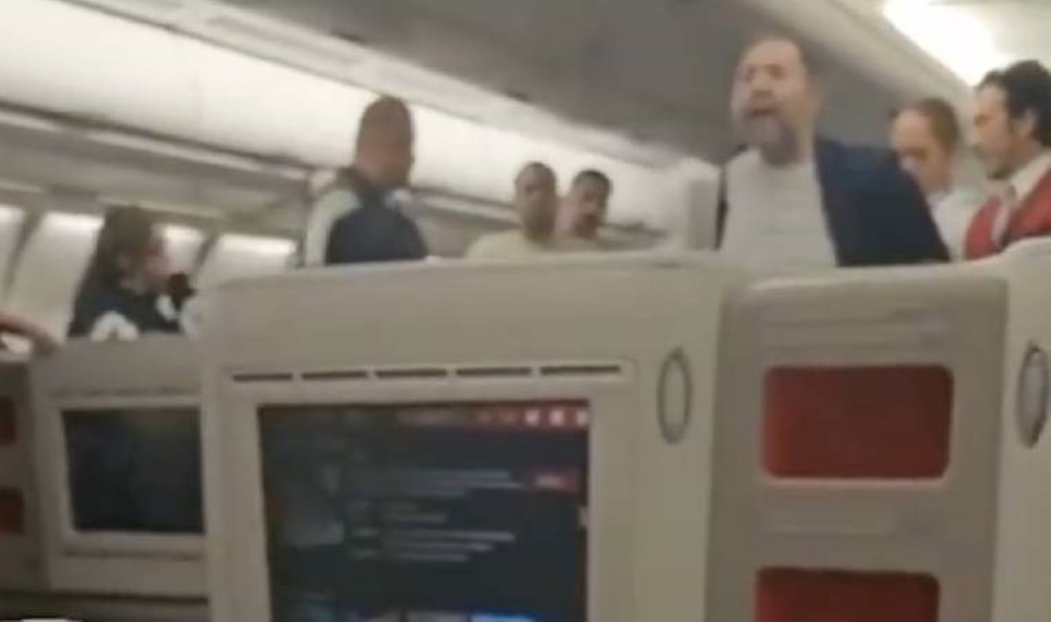 Petlas Yönetim Kurulu Üyesi Abdulkadir Özcan, uçakta olay çıkardı: ‘Milyar dolarlık adamım, Türkiye’yi satın alırım’