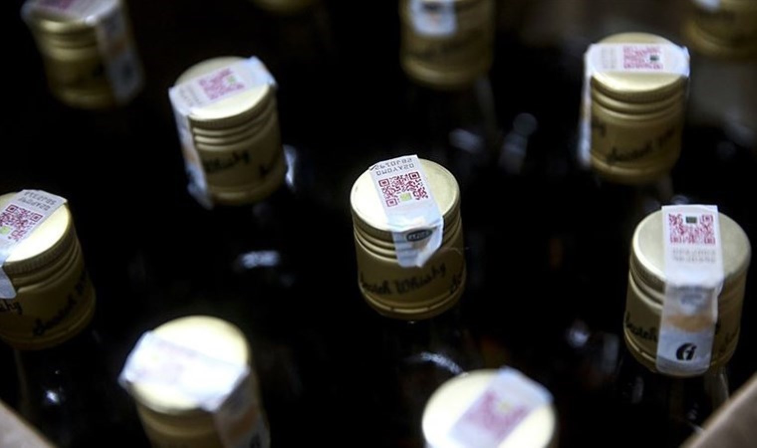 Piyasa değeri 650 bin TL… İzmir’de iş yeri ve depoya ‘sahte içki’ baskını!