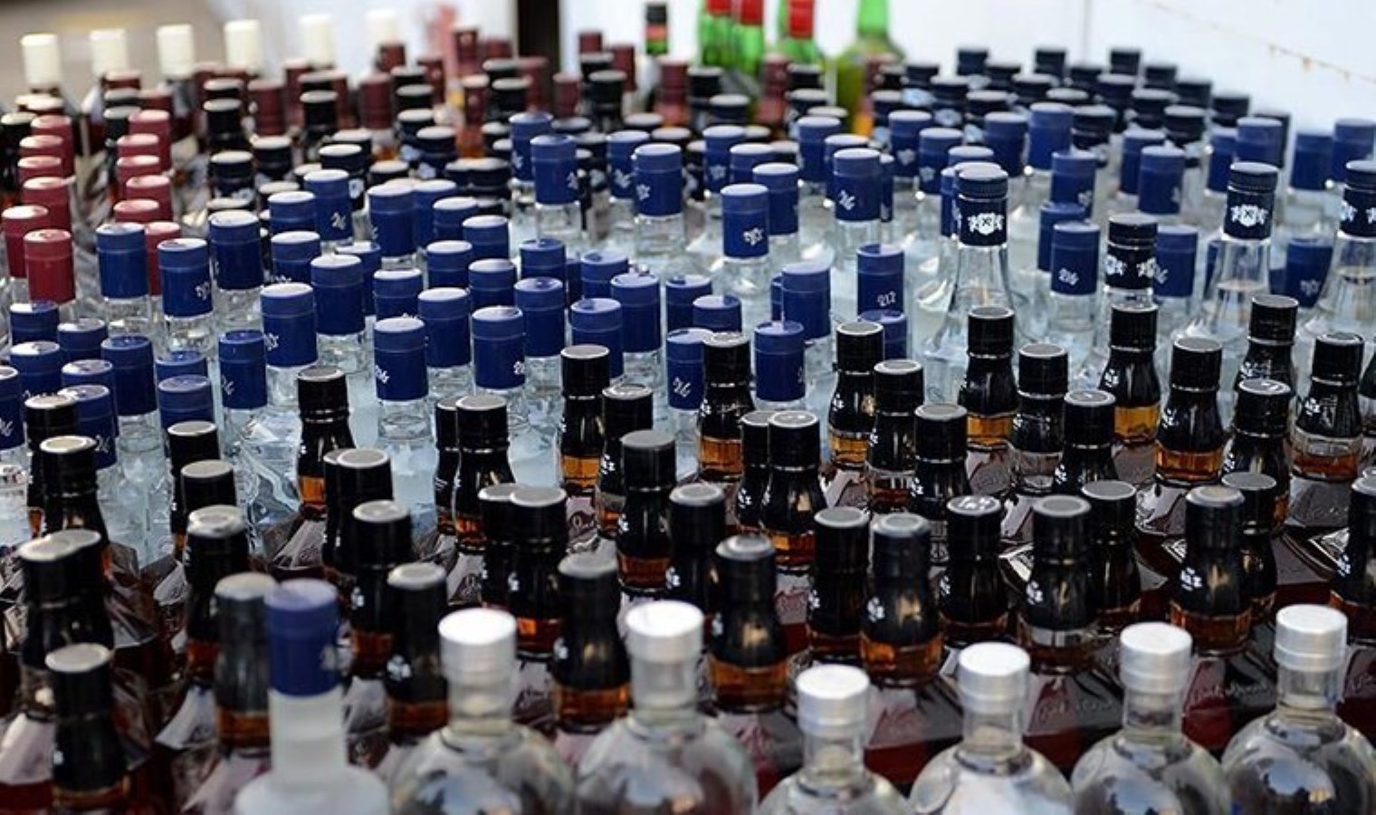 Piyasaya süreceklerdi… Jandarmadan yılbaşı öncesi operasyon: Mersin’de 540 litre sahte içki ele geçirildi