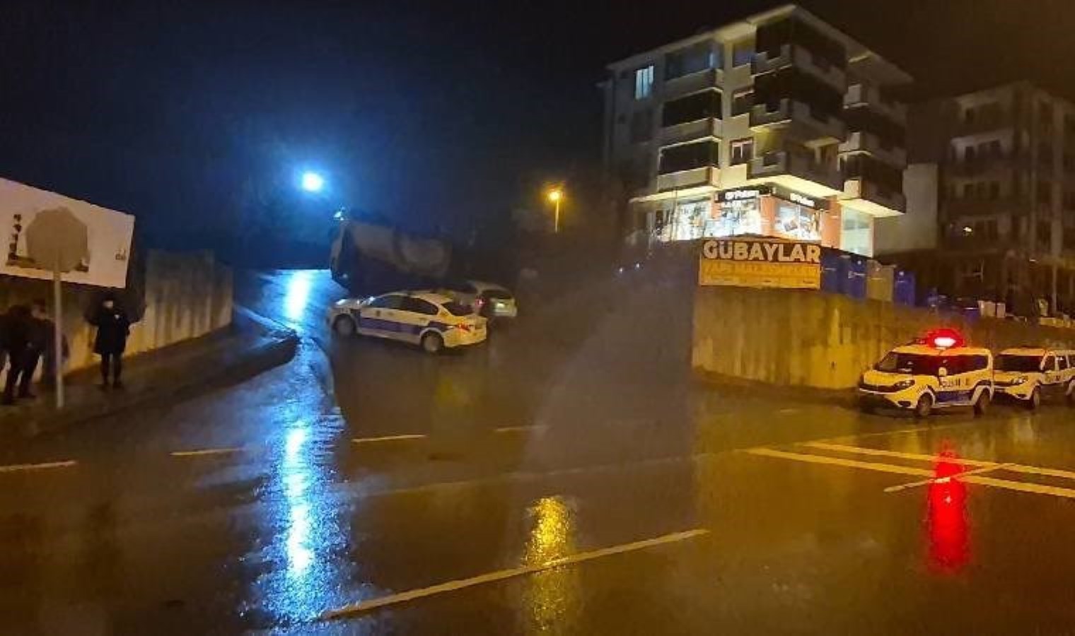 Polisten kaçmak için 10 metre yükseklikteki köprüden atladı!