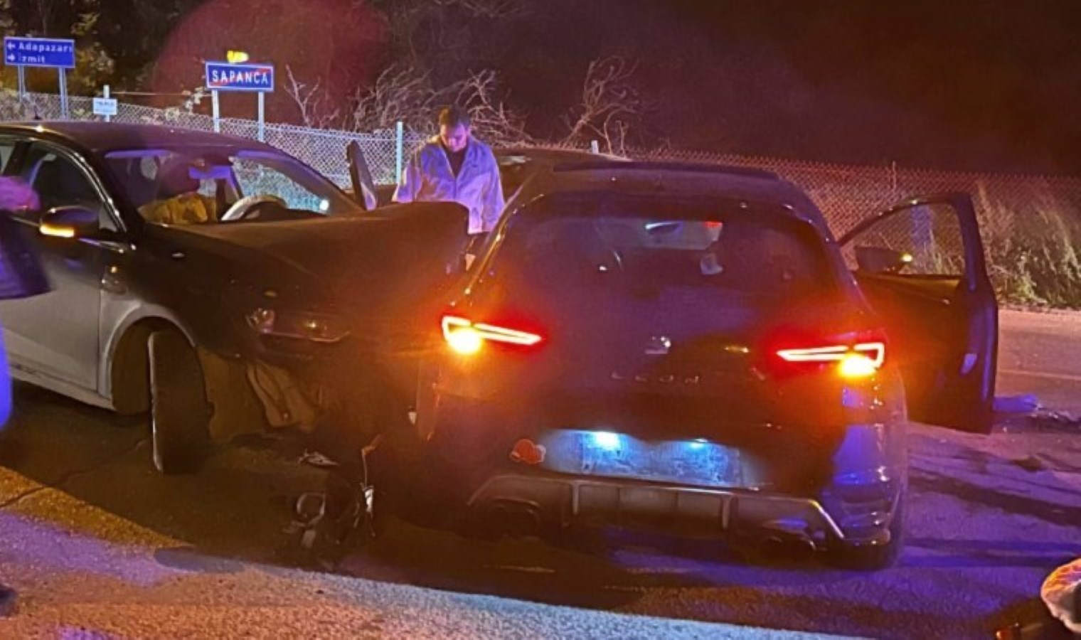 Sakarya’da iki otomobil birbirine girdi: Yaralılar var!