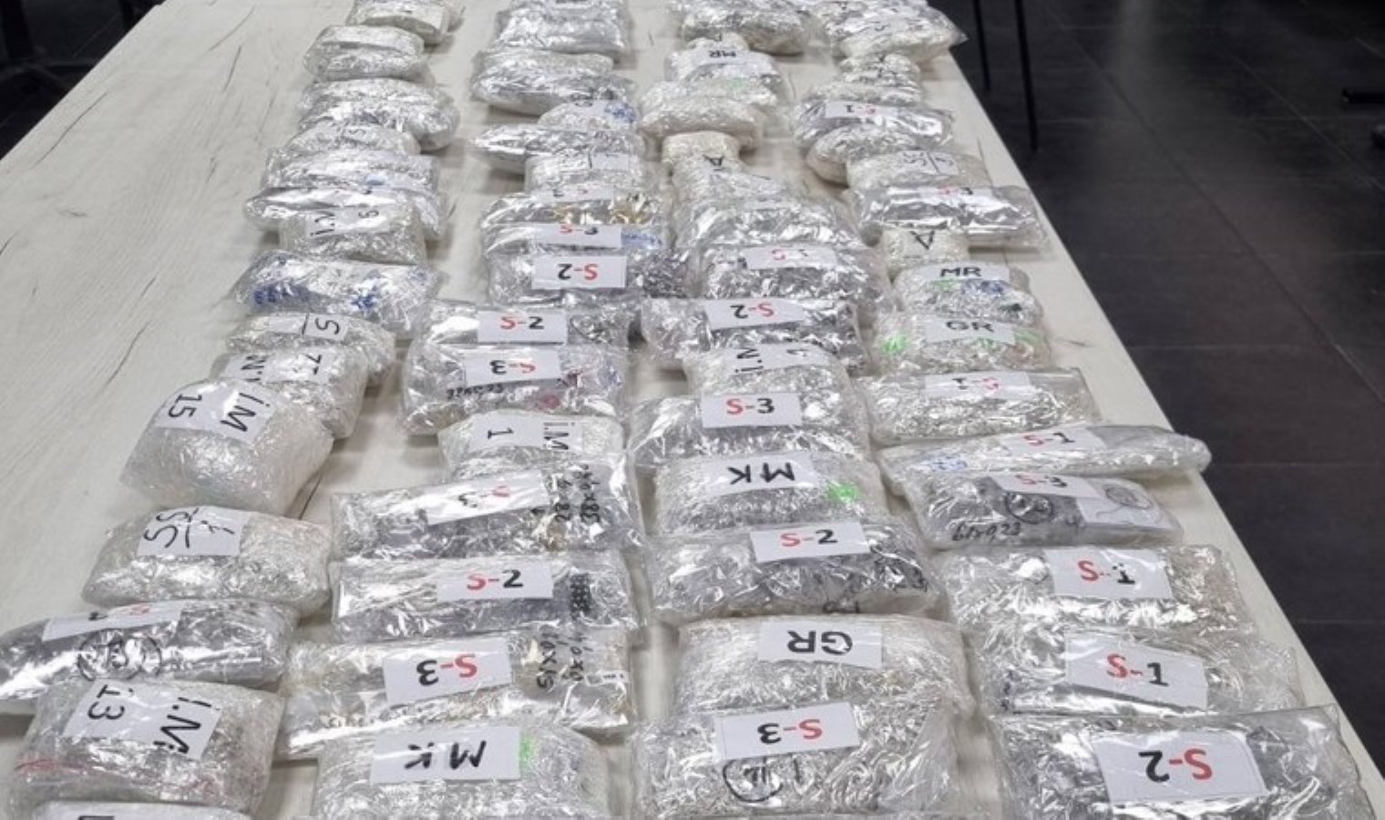 Sakladıkları yer pes dedirtti: 21 kilo ‘kaçak gümüş’ takı ele geçirildi!