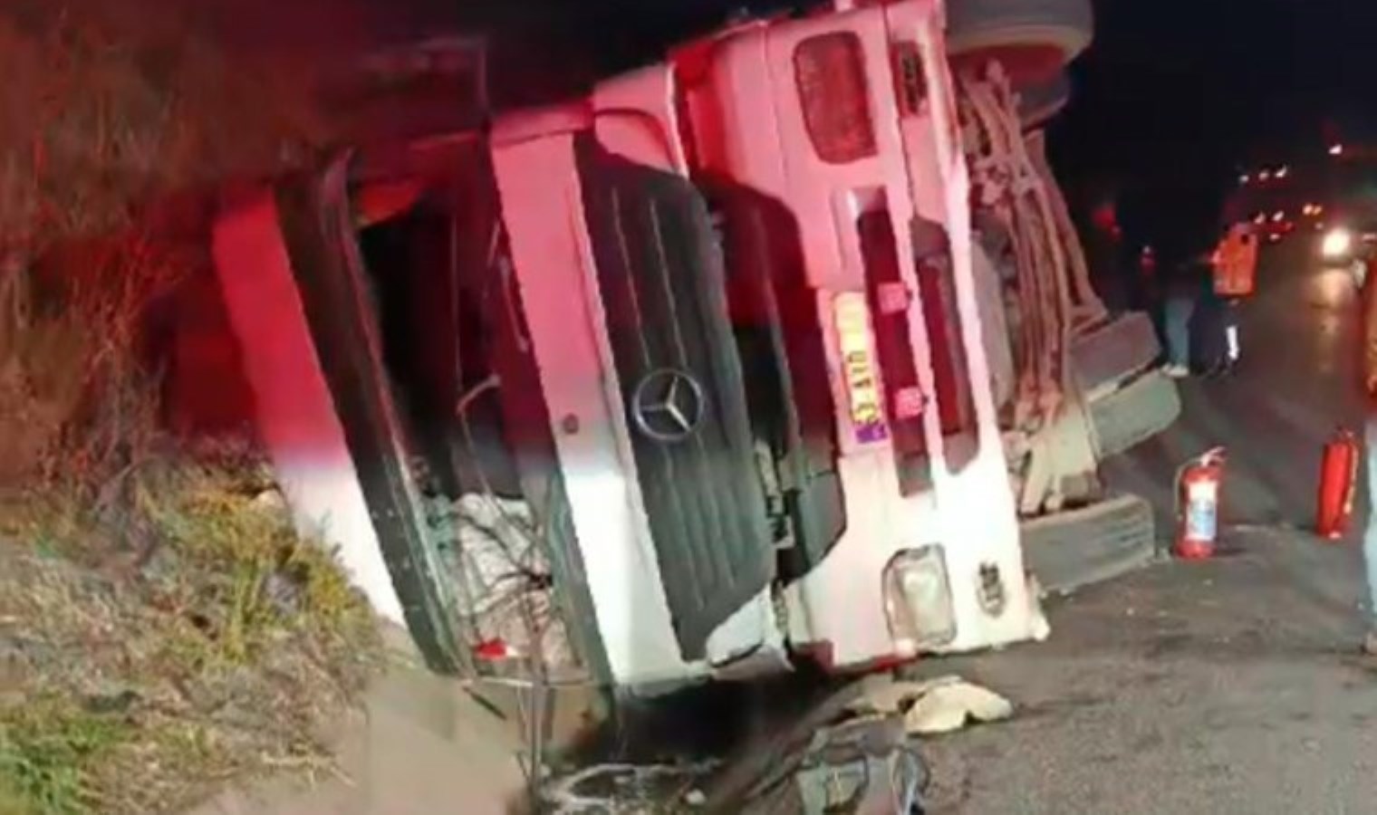 Şanlıurfa’da faciadan dönüldü: Akaryakıt yüklü tanker devrildi