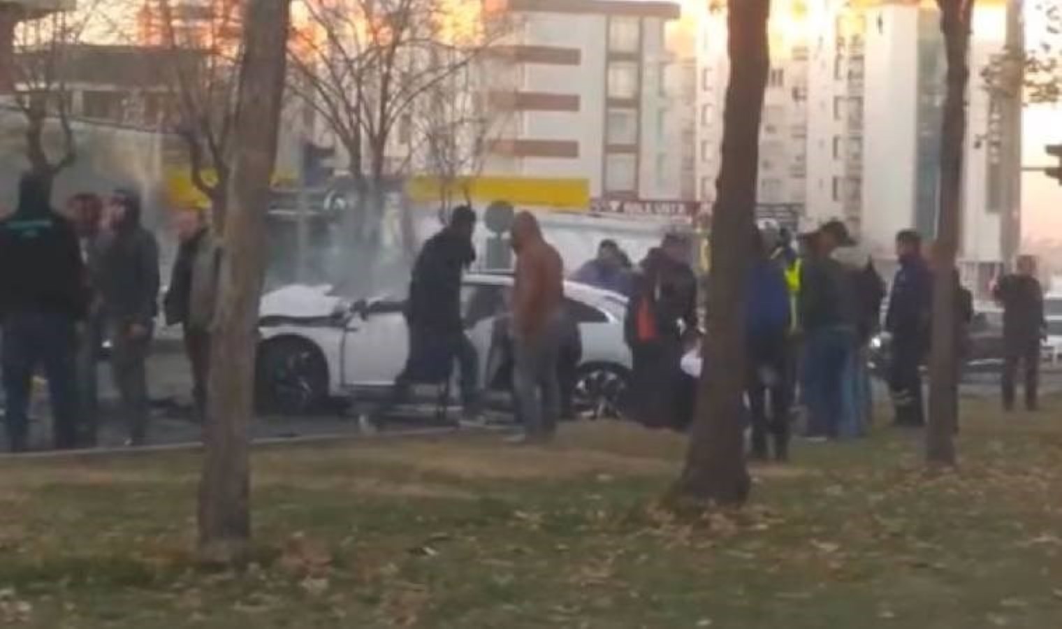 Şanlıurfa’da kırmızı ışıkta bekleyen araca TIR çarptı: Yaralılar var!