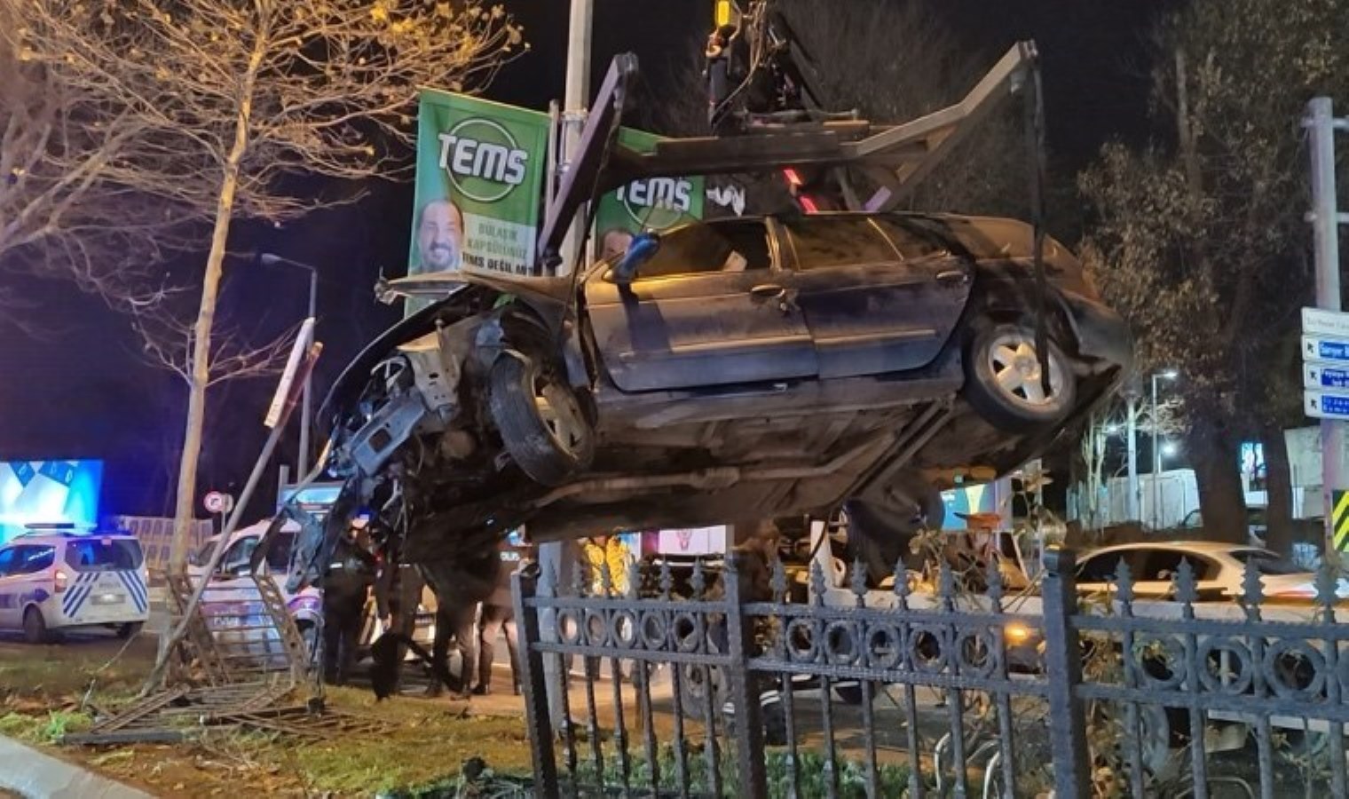 Sarıyer’de feci kaza: Kontrolden çıkan otomobil demir korkuluklara çarptı!