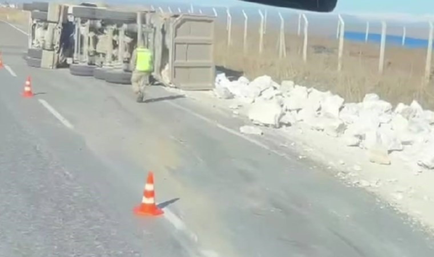 Siirt’te hafriyat kamyonu devrildi: 1 yaralı!