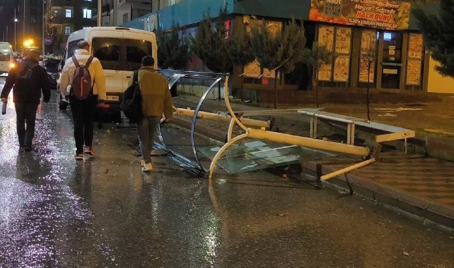 Siirt’te şiddetli rüzgar otobüs durağını devirdi!