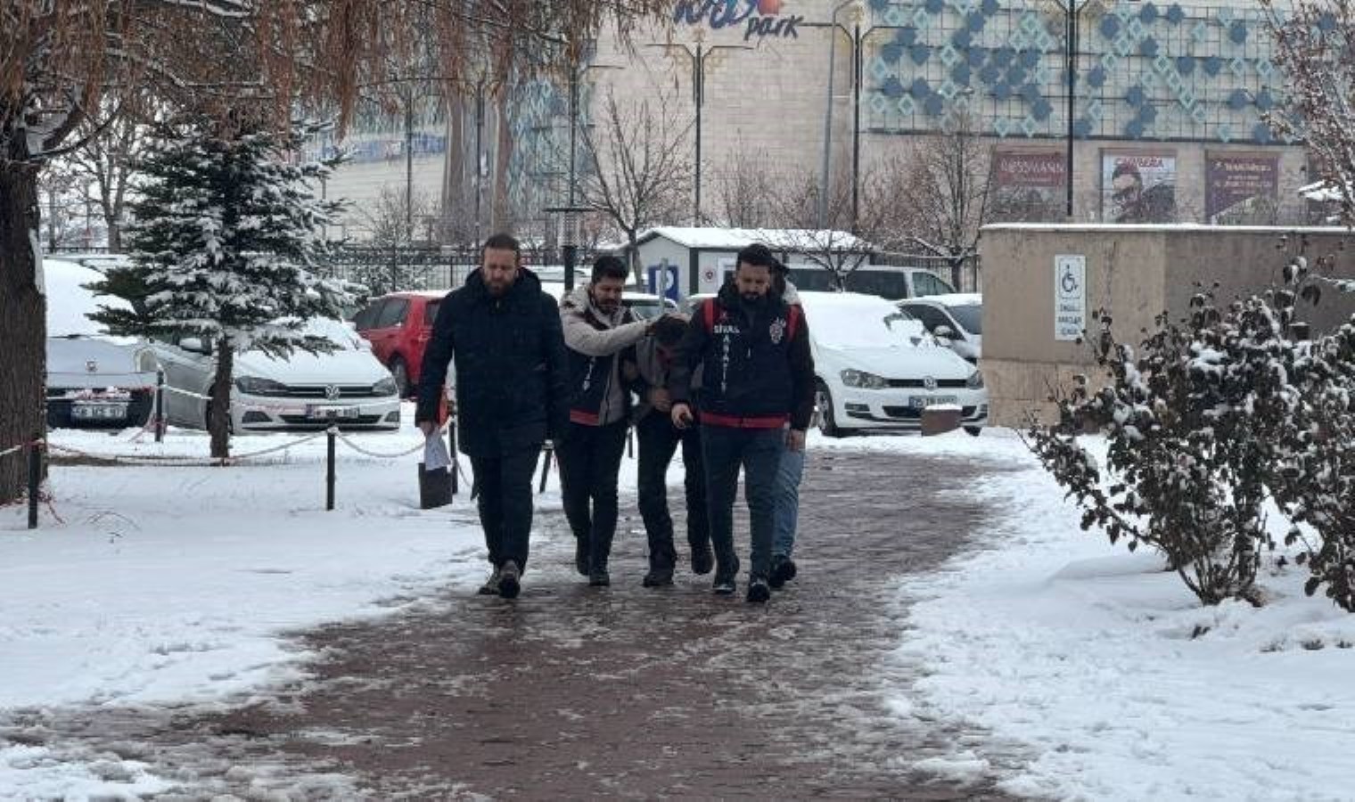 Sivas’ta aile katliamı… Annesini poşetle boğdu, kardeşini başından vurdu!