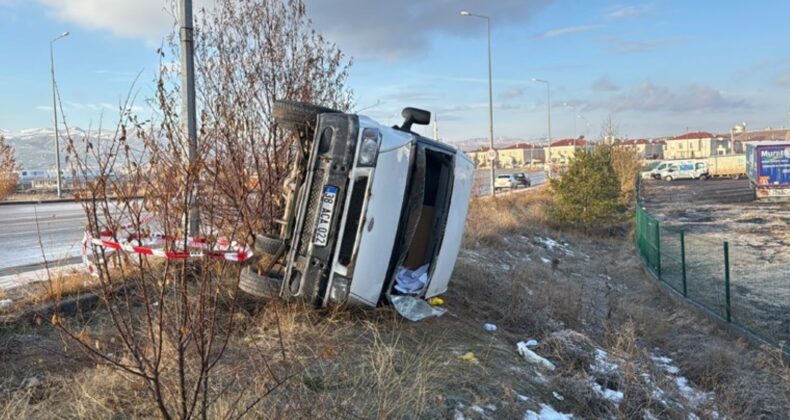 Sivas’ta su yüklü minibüs yan yattı: Sürücü yaralandı