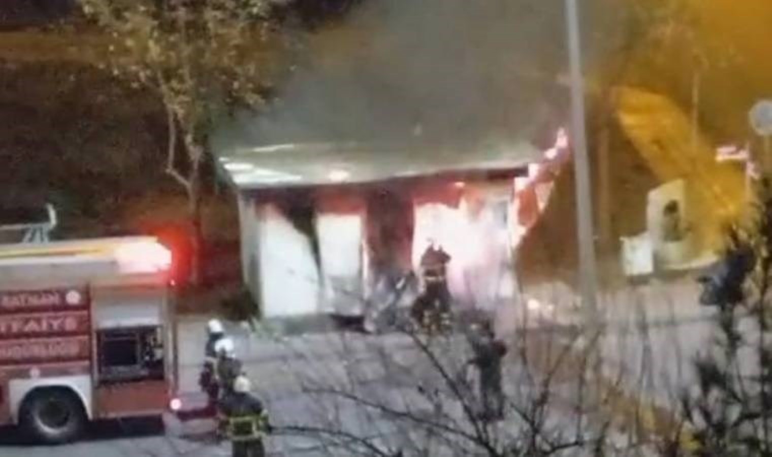 Şoförlerin kaldığı kulübe kundaklandı