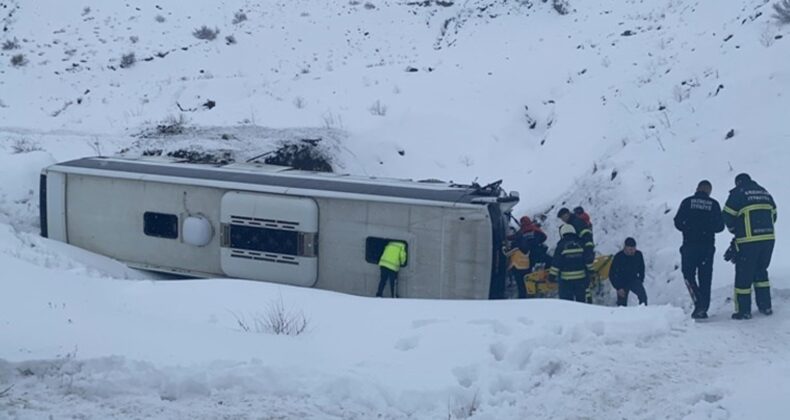 Son dakika… Erzincan’da yolcu otobüsü şarampole devrildi